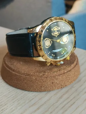 Montre homme noire, dorée, style mécanique