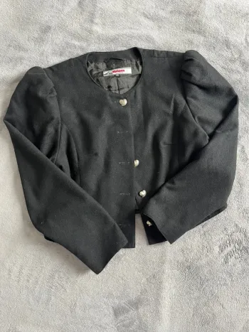 Veste vintage autrichienne noir – Épaules structurées & boutons cœurs – T.38
