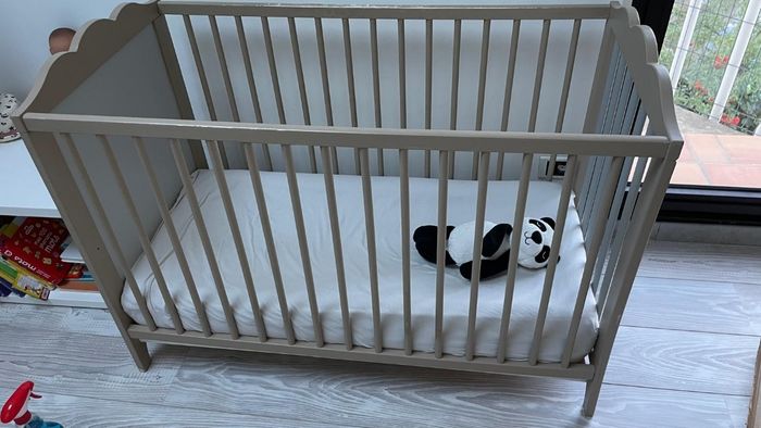 Lit à barreaux en bois + matelas