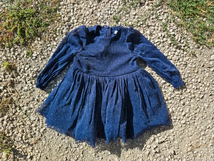 Vend robe bleu paillette 9 mois - photo numéro 2