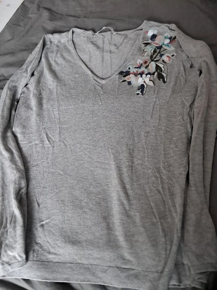 Pull fin détail broderie
