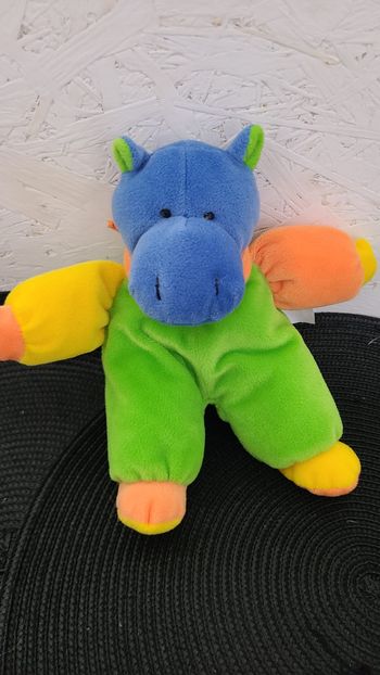 Hippo en peluche tête bleu corps vert bras orange jaune