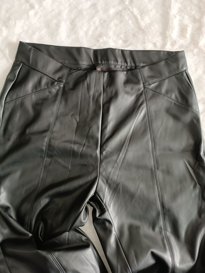 Pantalon effet cuir taille M - photo numéro 3