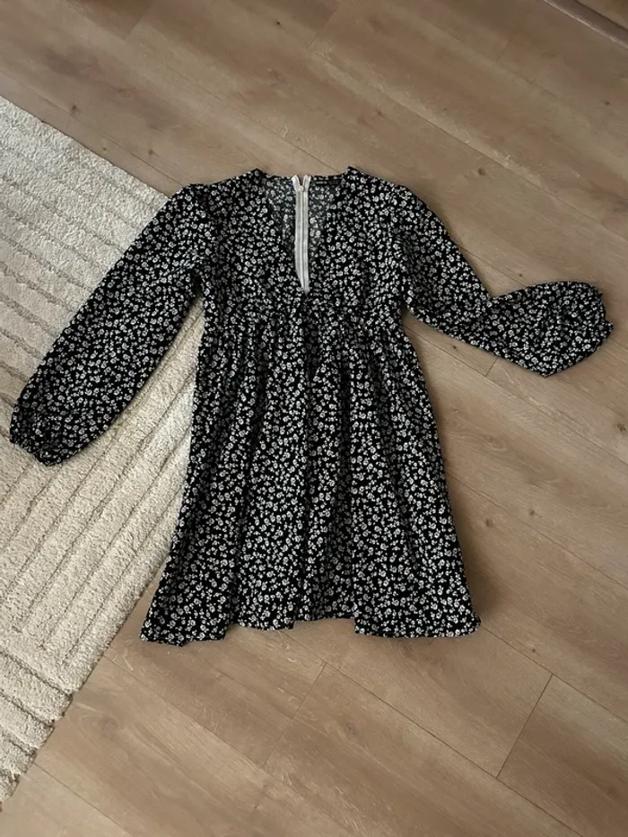 Robe noir à fleurs blanches