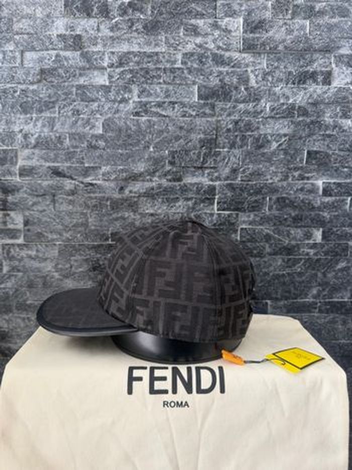 Casquette fendi