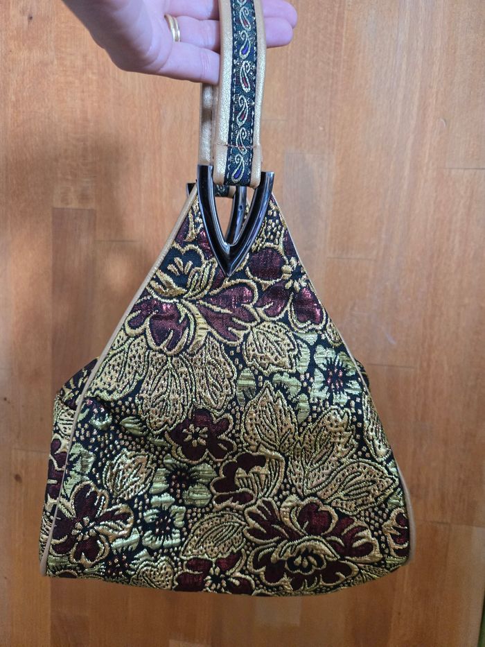 Sac à main aux broderies bordeaux et dorées