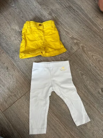 Short en jean jaune avec legging blanc en 6 mois