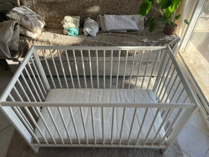 Lit évolutif bébé avec alèse, draps et tour de lit - photo numéro 2