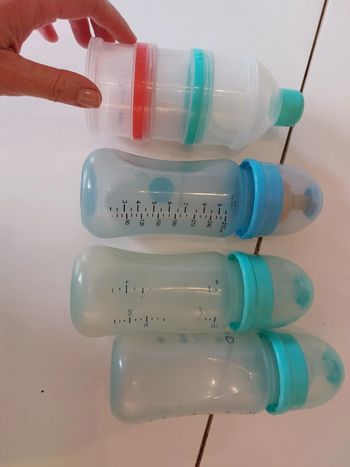 Lot de 3 biberons et 1 compartiment à lait en poudre