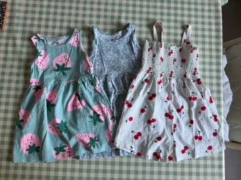 Lot 2 robes courtes et 1 combi-short H&M taille 86/92 cm
