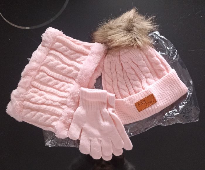Ensemble tricoté trois pièces avec pompon et étiquette en cuir - photo numéro 3
