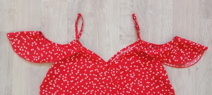 Top rouge femme à épaules dénudées, motif petits cœurs, taille M - photo numéro 3