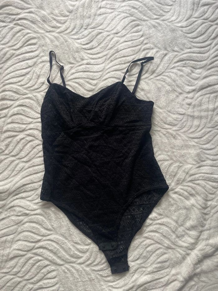 Body noir à bretelles avec top dentelé