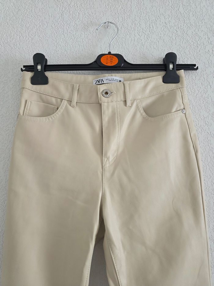 Joli pantalon crop beige simili cuir zara taille 34 - photo numéro 3