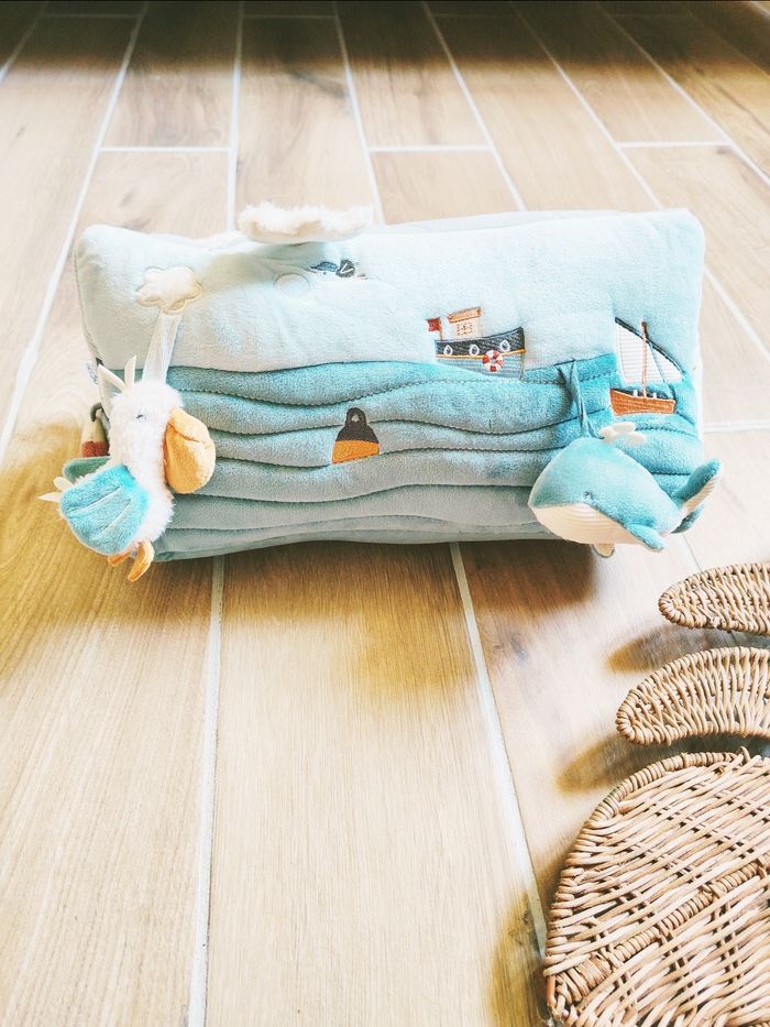 🚢Coussin triangle d'éveil activités multi sensorielles Sailors bay marque Little dutch - photo numéro 2
