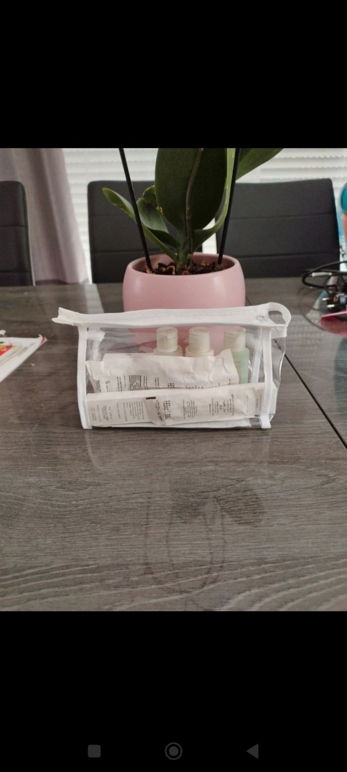 Kit de toilette Clarins neuf - photo numéro 7