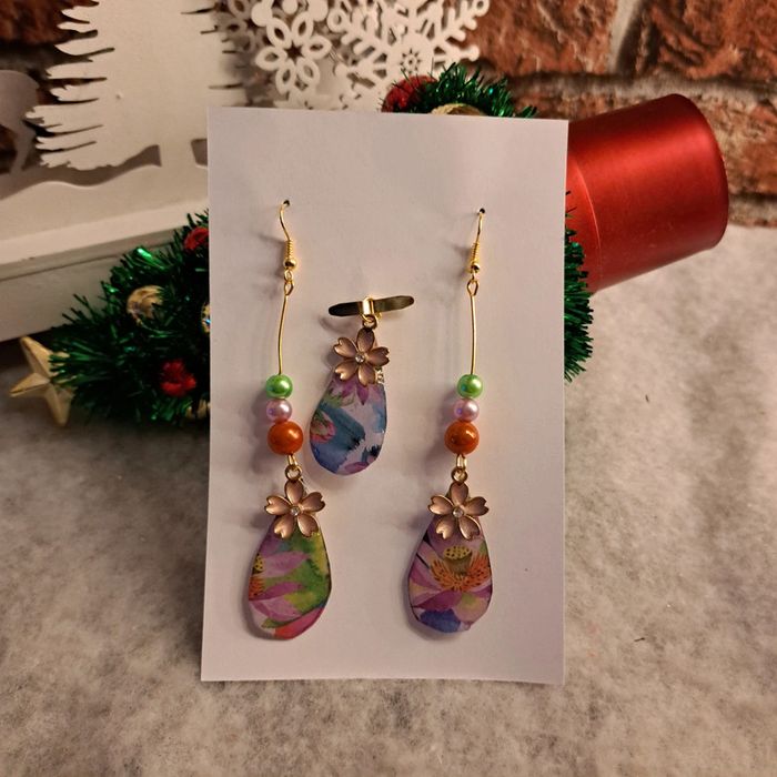 Boucles d'oreilles pendante avec pendentif assortie multicolore