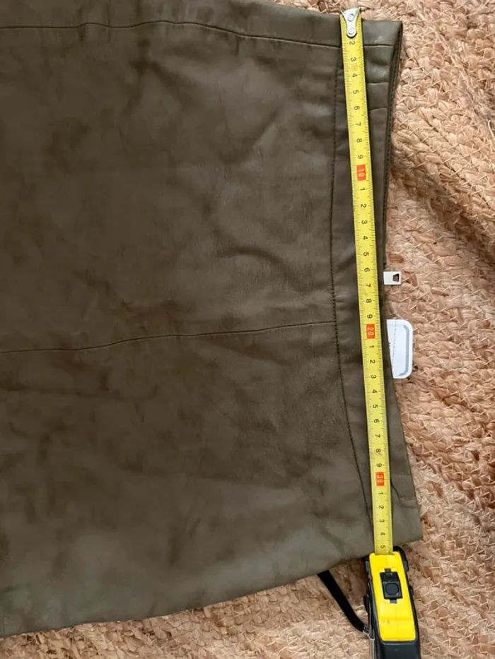 Jupe courte effet cuir kaki de la marque Cache Cache. - photo numéro 3