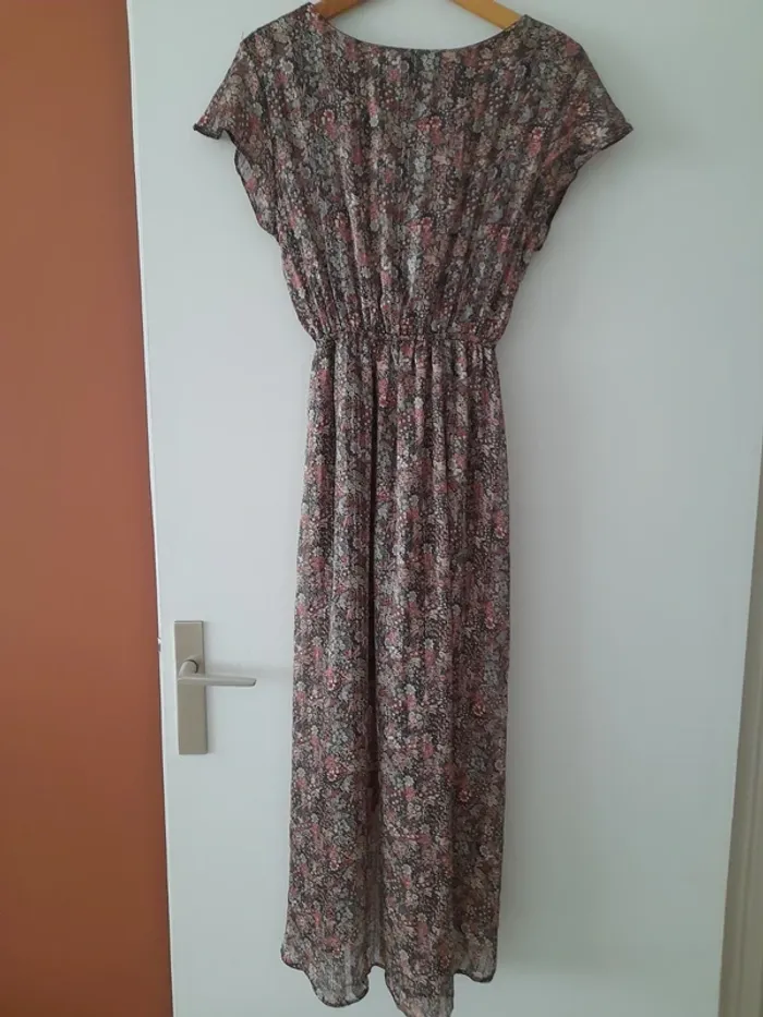 Robe longue asymétrique et joli décolleté - photo numéro 6