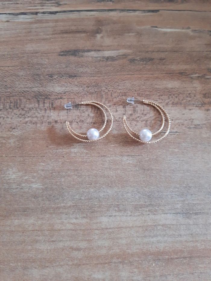 Boucle d'oreille demi lune avec perle nacrée - photo numéro 2