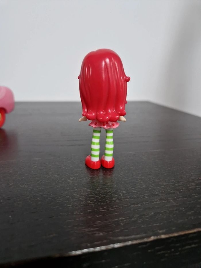 Charlotte aux fraises et sa voiture - photo numéro 3