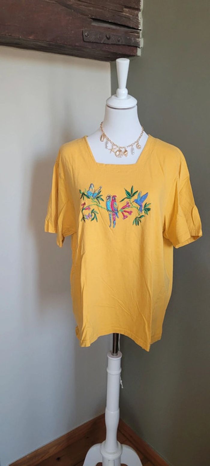 Jolie T-shirt Blanche porte Taille 50