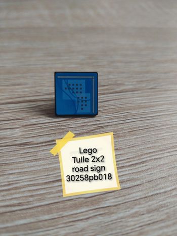Lego tuile road signe 2x2 réf 30258pb018