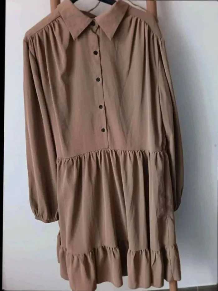Robe  courte  chic  beige