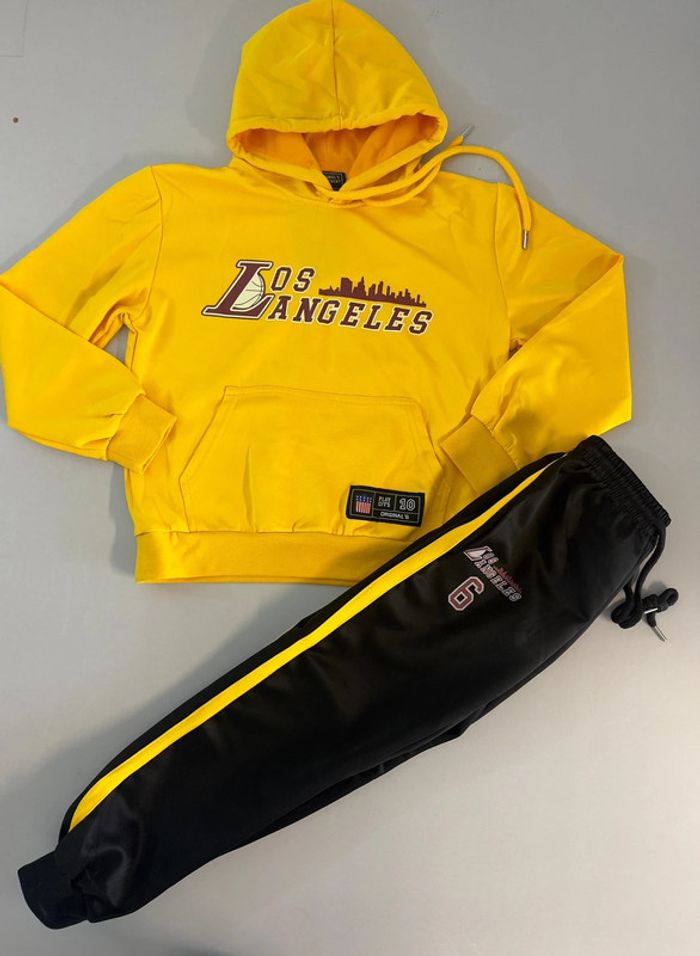 Survêtement jogging de sport enfant . 10 ans.