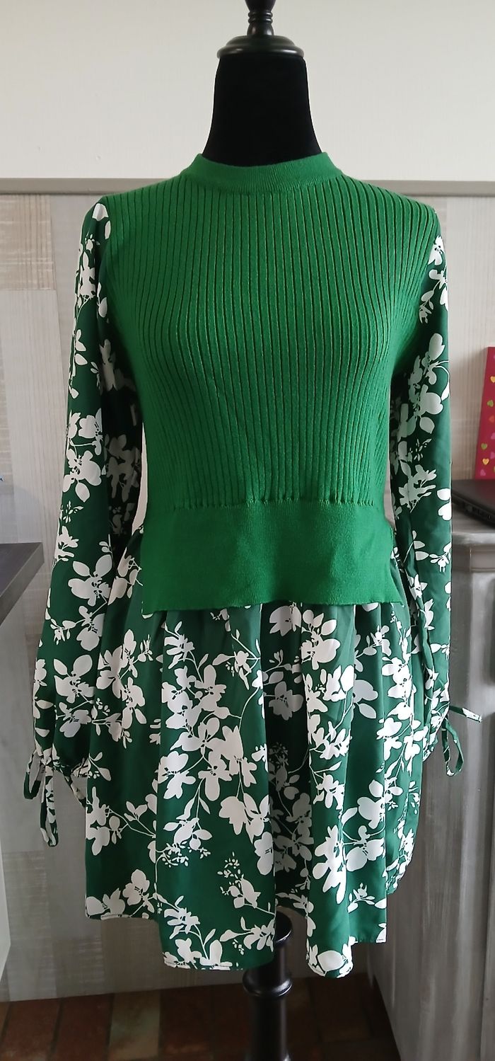 Robe pull verte fleurie Taille M - photo numéro 2