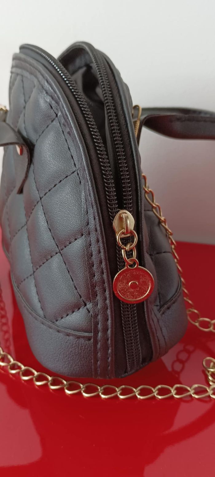 Petit sac à main noir avec bandoulière dorée - photo numéro 4