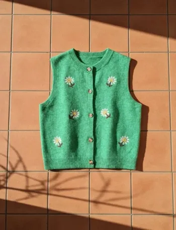 Gilet sans manches brodé, boutons, taille M, maille fleurie bohème rétro chic