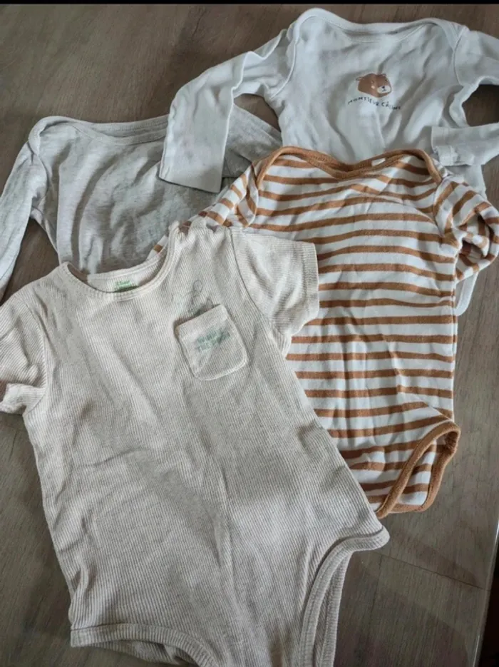 Lot de 4 bodies 24 mois