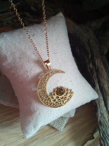 Collier lune lotus et pierre de tourmaline