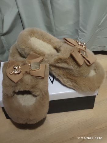 Chaussons fourrés camel ultra doux avec nœud & petit ourson doré – Taille 39