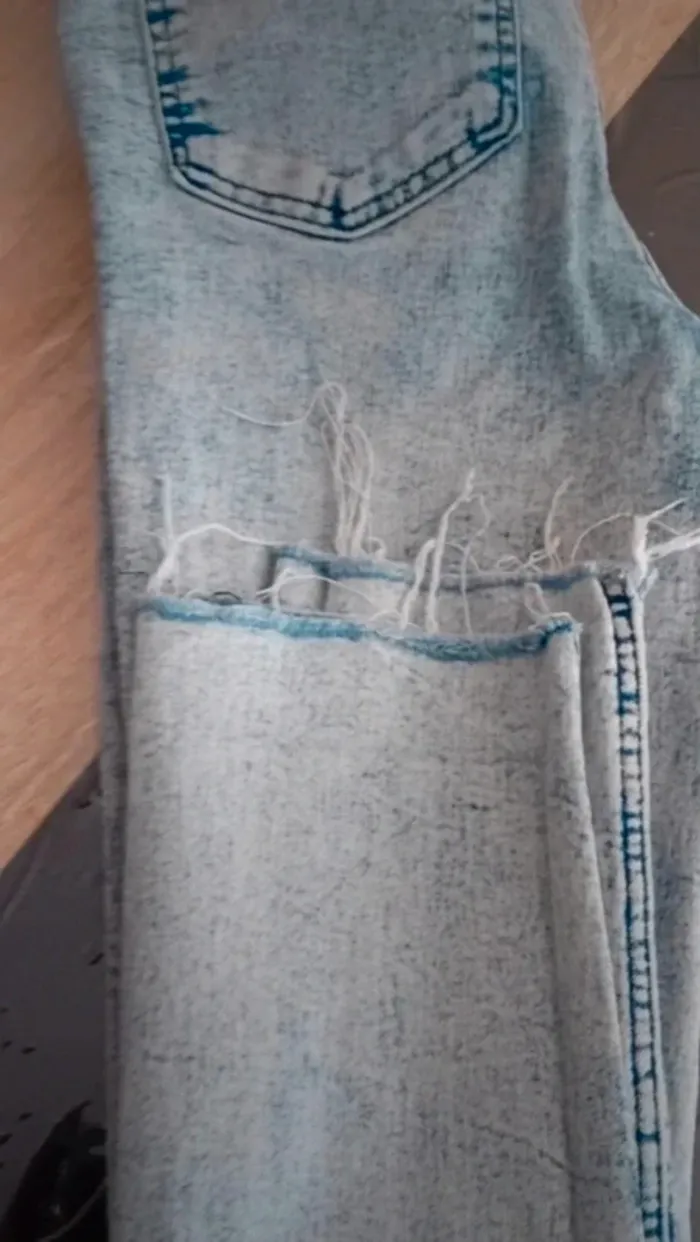Très beau jean skinny troué aux genoux 9/10 ans - photo numéro 8