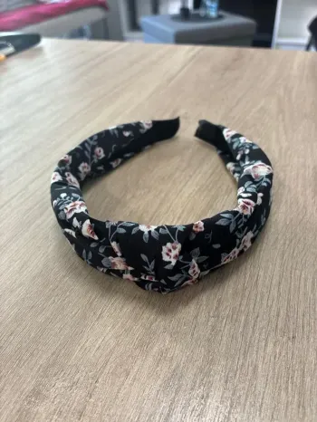  Serre tête noir et motif fleurs Neuf