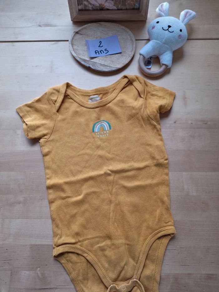 Bodies manches courtes taille 24 mois Marque Kiabi Très bon état