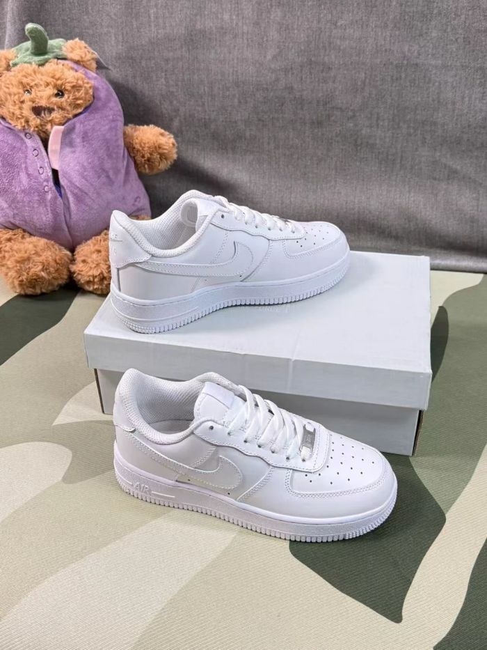 Nouveau Nike Air Force 1 Low Blanc Taille 39 - photo numéro 2