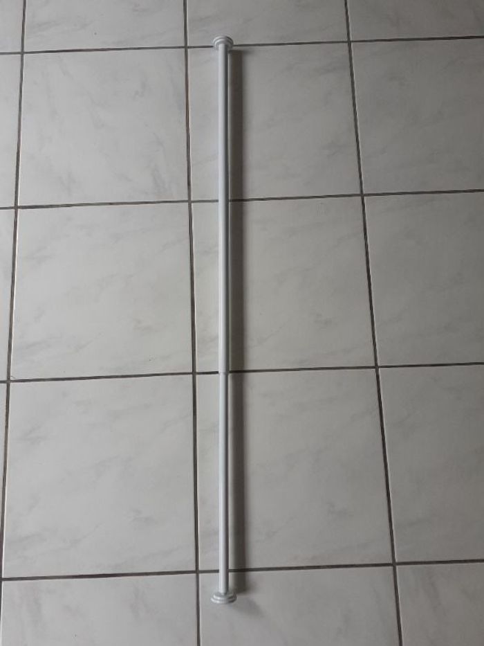 Tringle à rideaux réglable