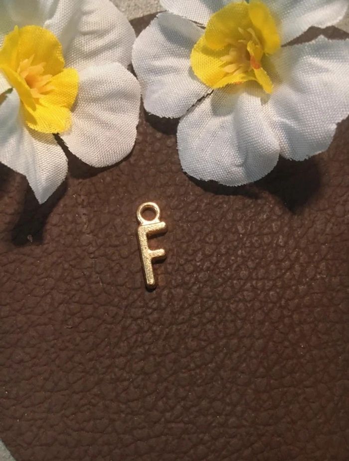 Pendentif fantaisie métal doré lettre F ou autre