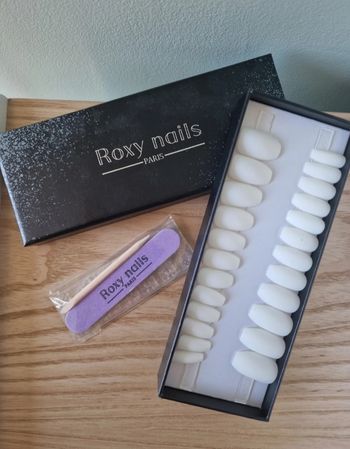 Ongles press-on Roxy nails blancs neufs