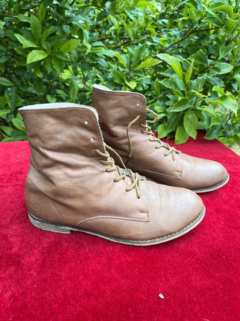 chaussure montantes fourrer 28 cm correspond a un 41 ou 42 ou 43 ou 44