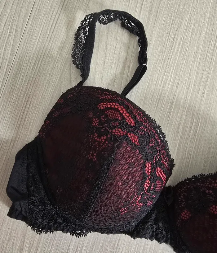 Soutien gorge rouge et noir dentelle - photo numéro 2