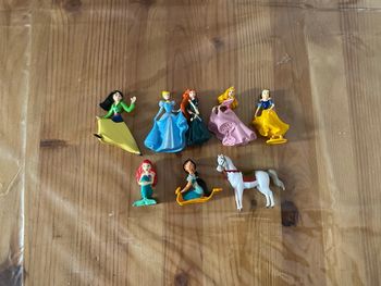 Lot de 8 figurines disney dont 7 princesses et un cheval