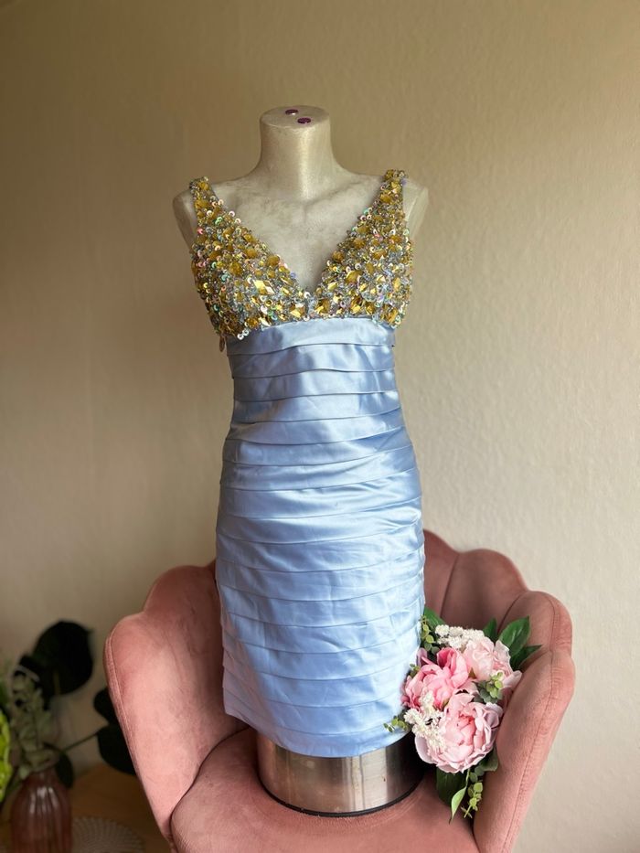 💙 Robe courte satinée bleu ciel FESTAMO – Taille 36 – Neuve sans étiquette 💙 - photo numéro 3