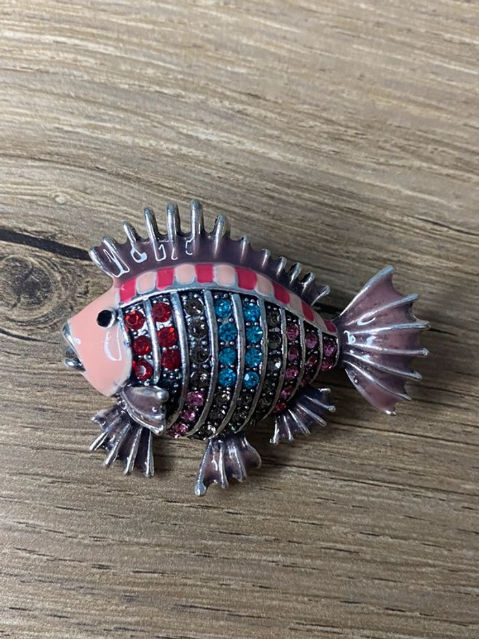 Broche poisson exotique