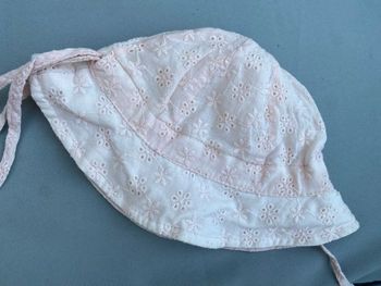 Chapeau rosé clair brodé réglables 