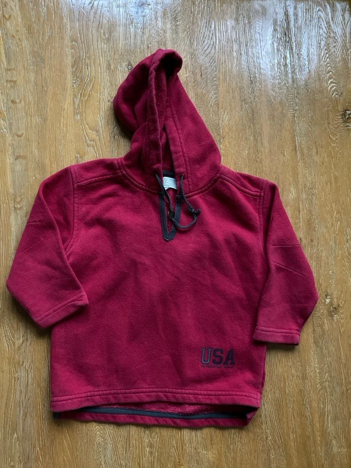 Sweat-shirt rouge avec capuche taille 4 ans