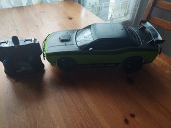 Voiture télécommandée 